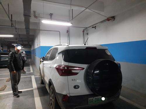 郑州男子高尔夫观邸买车位 装不了充电桩汽车只能“供着”